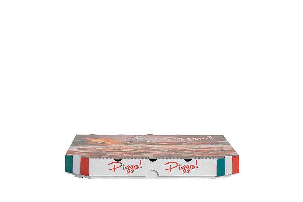 Auf dem Bild ist ein weißer 30er Pizzakarton in der Größe 30 x 30 x 3cm in der geschlossenen Frontalansicht zu sehen. Aufgedruckt ist ein Stimmungsbild einer Pizza mit Tomaten, Käse und Basilikum. Um die Pizza herum sind Paprika, Öl, Tomaten und Basilikum zu erkennen. Ebenfalls aufgedruckt ist der Schriftzug: "Pizza" in roter Schrift. Vertrieben durch die Malik Verpackungen GmbH Hanau