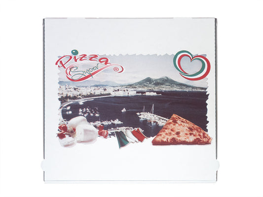 Auf dem Bild ist ein weißer 45er Pizzakarton in der Größe 45 x 45 x 4,5cm in der Draufsicht zu sehen. Aufgedruckt ist ein Stimmungsbild einer Bucht mit Meer, Häusern und Schiffen. Ein Stück Pizza Margherita, Mozzarellakugeln, Tomaten und eine Italienische Flagge sind am unteren Bildrand zu sehen. Ein Schriftzug mit den Worten: "Pizza Super" ist in rot/grüner Schrift aufgedruckt. Vertrieben durch die Malik Verpackungen GmbH Hanau