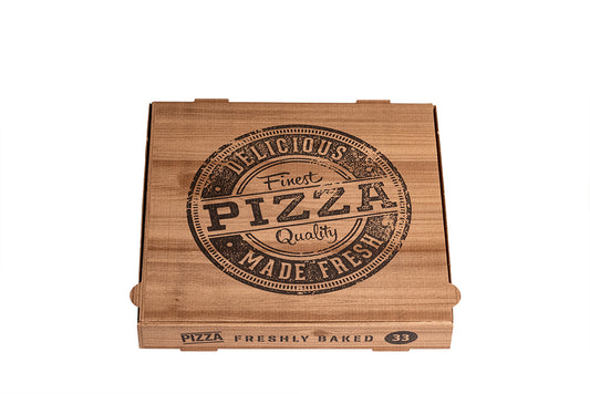Auf dem Bild ist ein brauner 33er Pizzakarton in der Größe 33 x 33 x 4cm in der Draufsicht zu sehen. Aufgedruckt ist ein Logo welches einem Stempelabdruck ähnelt mit dem Text: "Finest Pizza Quality, Delicious Made Fresh". Vertrieben durch die Malik Verpackungen GmbH Hanau
