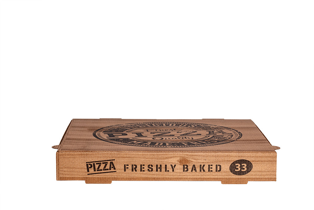 Auf dem Bild ist ein brauner 33er Pizzakarton in der Größe 33 x 33 x 4cm von vorne, geschlossen zu sehen. Aufgedruckt ist ein Logo welches einem Stempelabdruck ähnelt mit dem Text: "Finest Pizza Quality, Delicious Made Fresh". Vertrieben durch die Malik Verpackungen GmbH Hanau