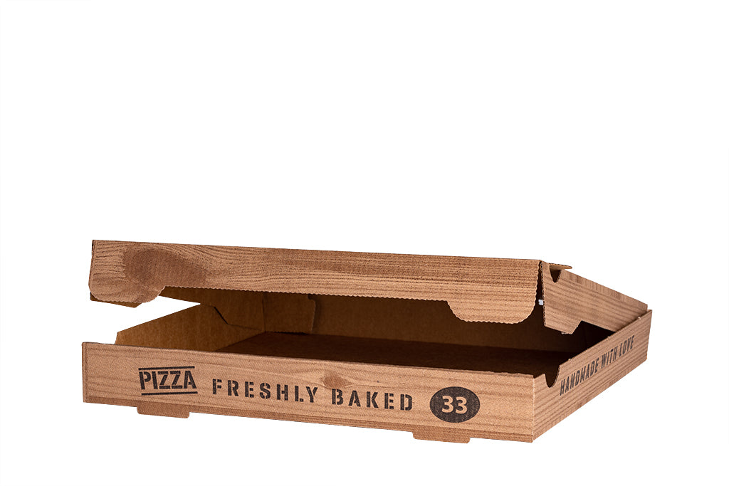 Auf dem Bild ist ein brauner 33er Pizzakarton in der Größe 33 x 33 x 4cm von schräg vorne mit geöffnetem Deckel zu sehen. Am Rand Aufgedruckt ist die Schrift "Pizza Freshly Baked". Vertrieben durch die Malik Verpackungen GmbH Hanau