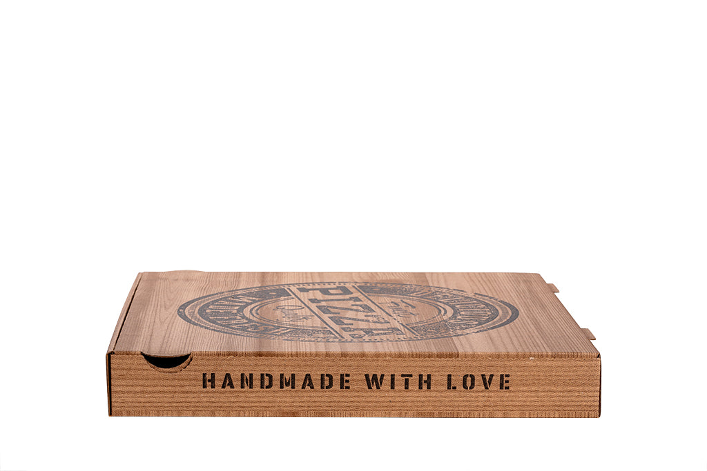Auf dem Bild ist ein brauner 33er Pizzakarton in der Größe 33 x 33 x 4cm von der Seite, geschlossen zu sehen. Aufgedruckt ist ein Logo welches einem Stempelabdruck ähnelt mit dem Text: "Finest Pizza Quality, Delicious Made Fresh". Vertrieben durch die Malik Verpackungen GmbH Hanau