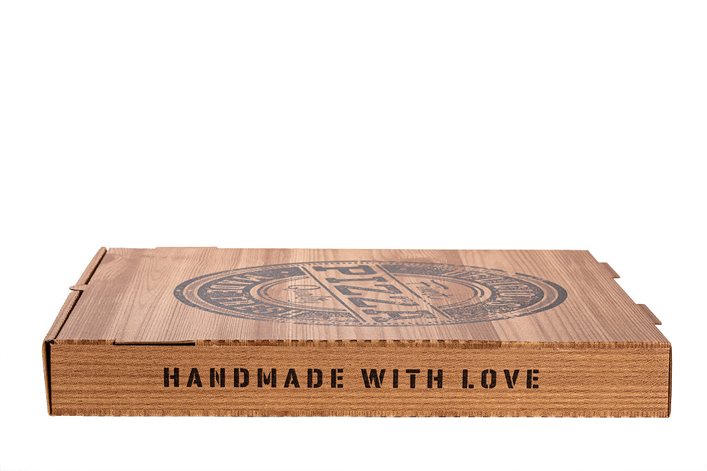 Auf dem Bild ist ein brauner 40er Pizzakarton in der Größe 40 x 40 x 4cm von der Seite, geschlossen zu sehen. Aufgedruckt ist ein Logo welches einem Stempelabdruck ähnelt mit dem Text: "Finest Pizza Quality, Delicious Made Fresh". Vertrieben durch die Malik Verpackungen GmbH Hanau