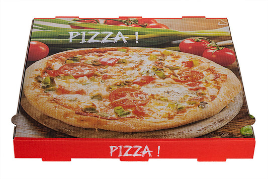 Auf dem Bild ist ein weißer 45er Pizzakarton in der Größe 45 x 45 x 4,5cm in der Draufsicht zu sehen. Aufgedruckt ist ein Stimmungsbild einer Pizza mit Tomaten, Champignons, Pepperoni und Käse. Ein Schriftzug mit dem Wort: "Pizza!" ist in weißer Schrift zu sehen. Vertrieben durch die Malik Verpackungen GmbH Hanau