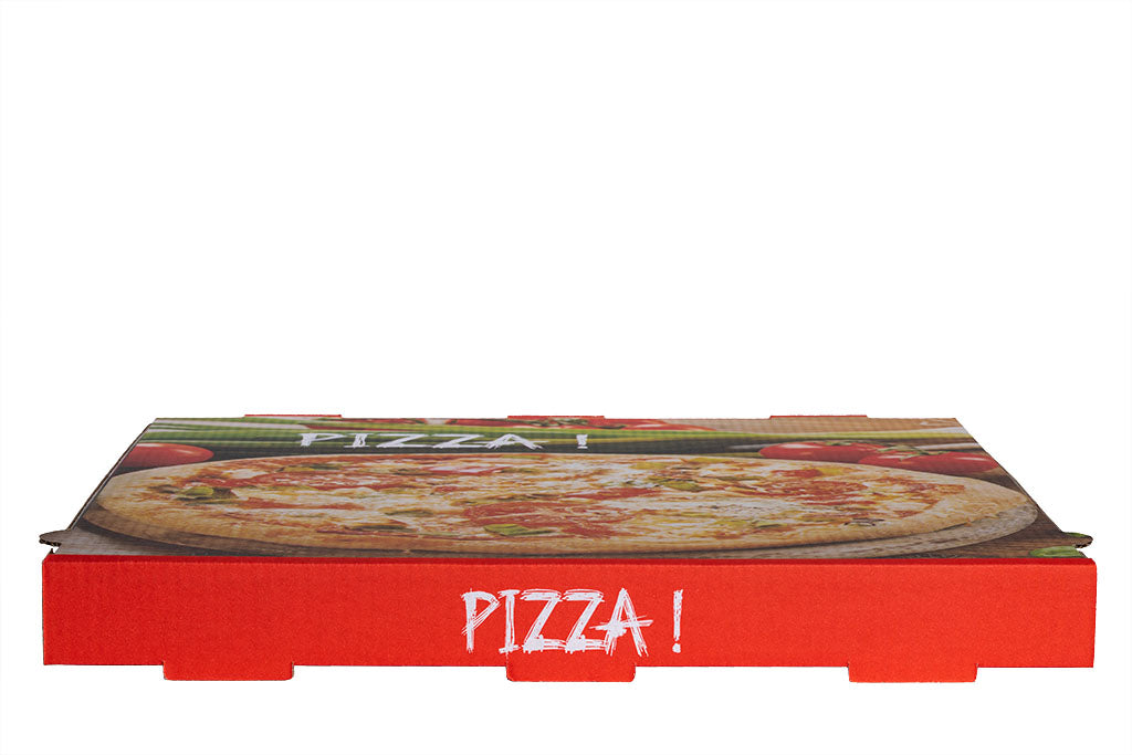 Auf dem Bild ist ein weißer 45er Pizzakarton in der Größe 45 x 45 x 4,5cm in der Frontalansicht zu sehen. Aufgedruckt ist ein Stimmungsbild einer Pizza mit Tomaten, Champignons, Pepperoni und Käse. Ein Schriftzug mit dem Wort: "Pizza!" ist in weißer Schrift zu sehen. Vertrieben durch die Malik Verpackungen GmbH Hanau