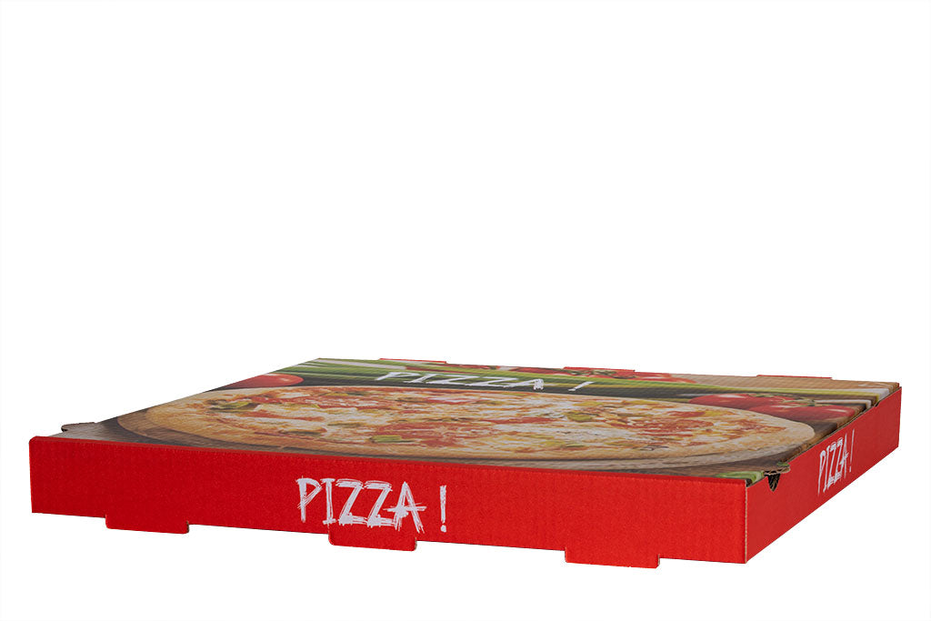 Auf dem Bild ist ein weißer 45er Pizzakarton in der Größe 45 x 45 x 4,5cm in einer schrägen Frontalansicht zu sehen. Aufgedruckt ist ein Stimmungsbild einer Pizza mit Tomaten, Champignons, Pepperoni und Käse. Ein Schriftzug mit dem Wort: "Pizza!" ist in weißer Schrift zu sehen. Vertrieben durch die Malik Verpackungen GmbH Hanau