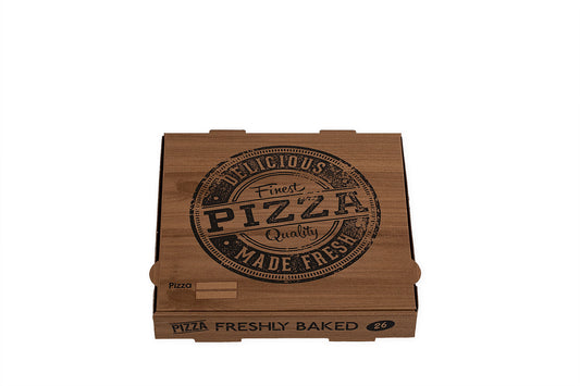 Auf dem Bild ist ein brauner 26er Pizzakarton in der Größe 26 x 26 x 4cm in der Draufsicht zu sehen. Aufgedruckt ist ein Logo welches einem Stempelabdruck ähnelt mit dem Text: "Finest Pizza Quality, Delicious Made Fresh". Vertrieben durch die Malik Verpackungen GmbH Hanau