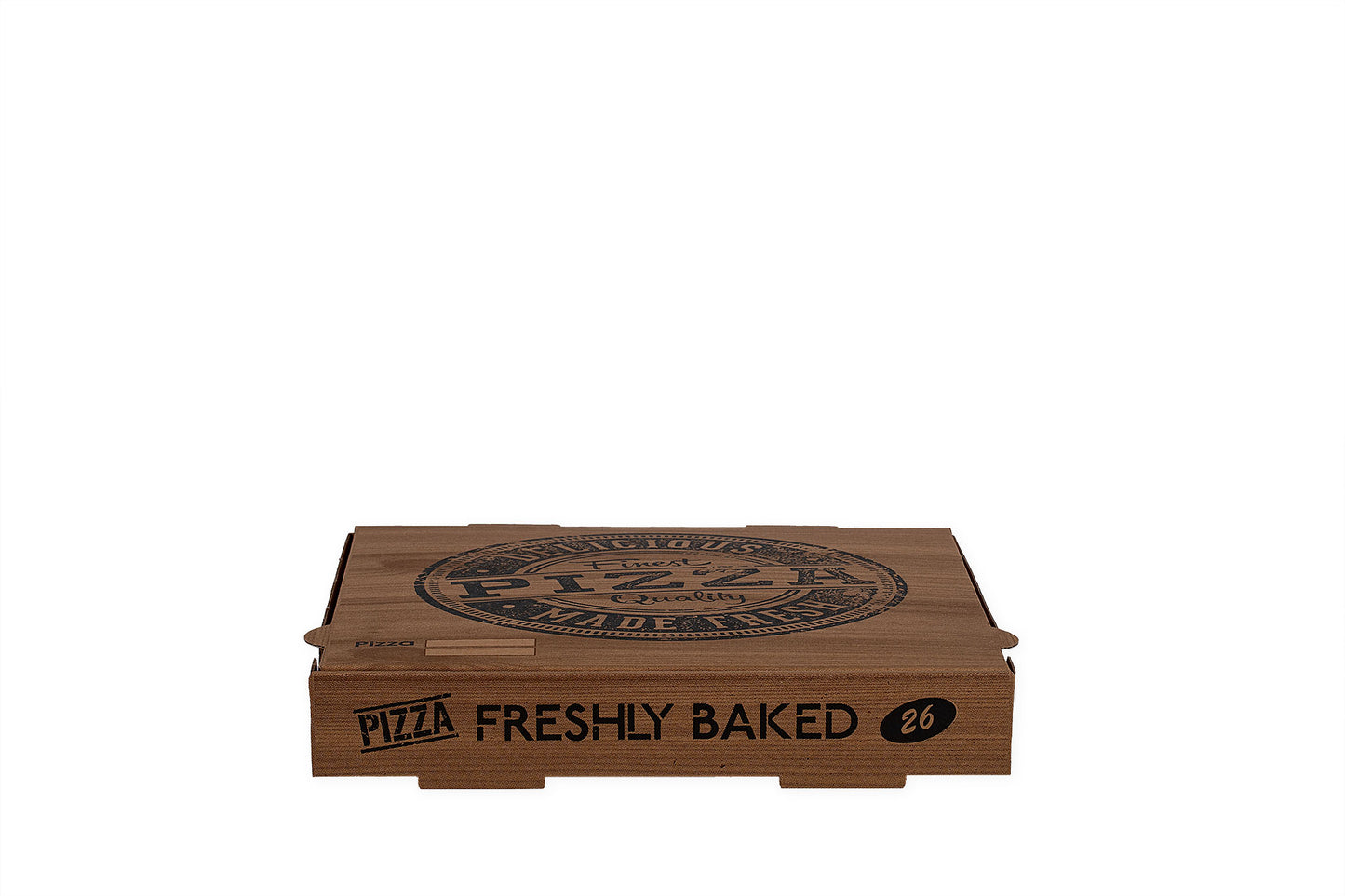 Auf dem Bild ist ein brauner 26er Pizzakarton in der Größe 26 x 26 x 4cm von vorne zu sehen. Aufgedruckt ist ein Logo welches einem Stempelabdruck ähnelt mit dem Text: "Finest Pizza Quality, Delicious Made Fresh". Vertrieben durch die Malik Verpackungen GmbH Hanau