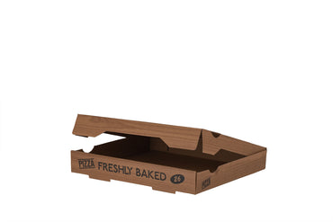 Auf dem Bild ist ein brauner 26er Pizzakarton in der Größe 26 x 26 x 4cm von schräg vorne mit geöffnetem Deckel zu sehen. Am Rand Aufgedruckt ist die Schrift "Pizza Freshly Baked". Vertrieben durch die Malik Verpackungen GmbH Hanau