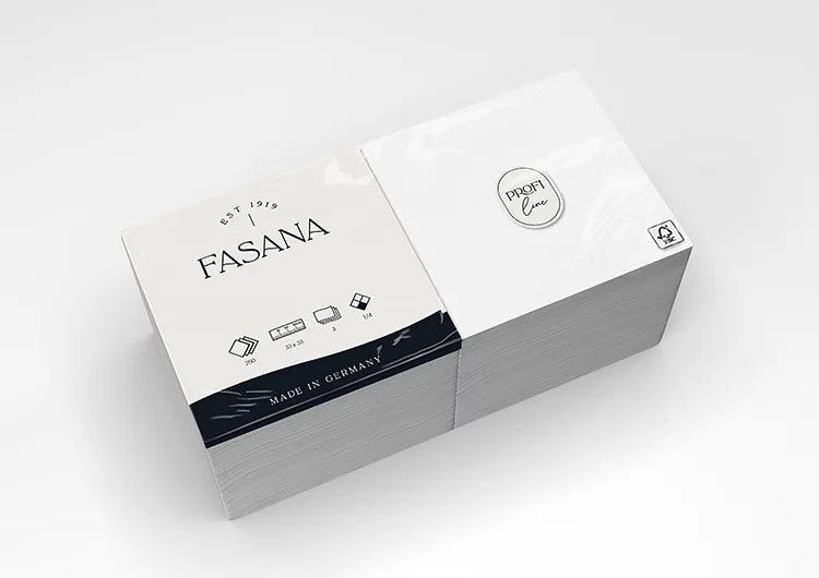 Auf dem Bild ist eine Verkaufsverpackung von Servietten der Marke FASANA in pearl white in 33x33cm und 1/4 Falzung von schräg oben zu sehen. Bild ©FASANA Verwendung mit freundlicher Genehmigung