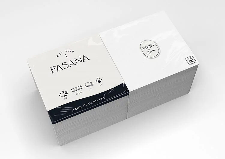Auf dem Bild ist eine Verkaufsverpackung von Servietten der Marke FASANA in pearl white in 40x40cm und 1/4 Falzung von schräg oben zu sehen. Bild ©FASANA Verwendung mit freundlicher Genehmigung