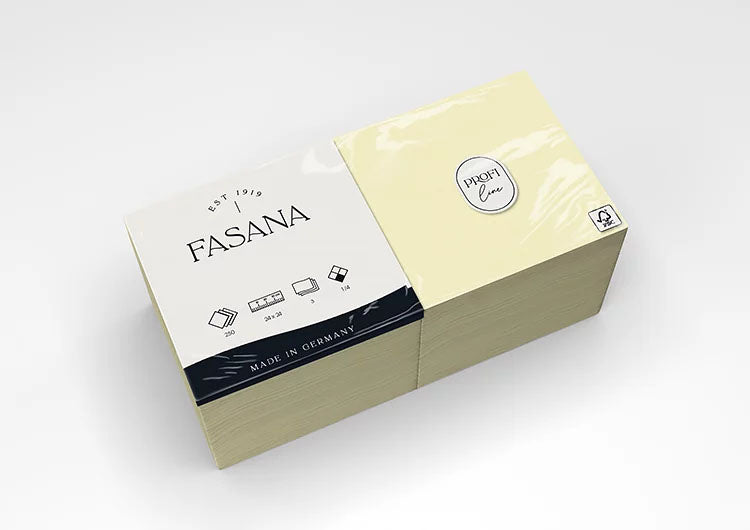Auf dem Bild ist eine Verkaufsverpackung von Servietten der Marke FASANA in pearl white in 24x24cm und 1/4 Falzung von schräg oben zu sehen. Bild ©FASANA Verwendung mit freundlicher Genehmigung