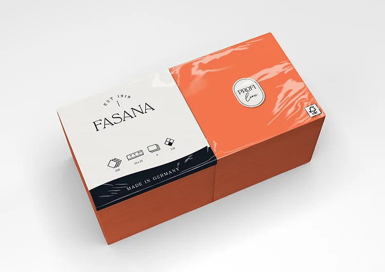 Auf dem Bild ist eine Verkaufsverpackung von Servietten der Marke FASANA in exotic orange in 33x33cm und 1/4 Falzung von schräg oben zu sehen. Bild ©FASANA Verwendung mit freundlicher Genehmigung