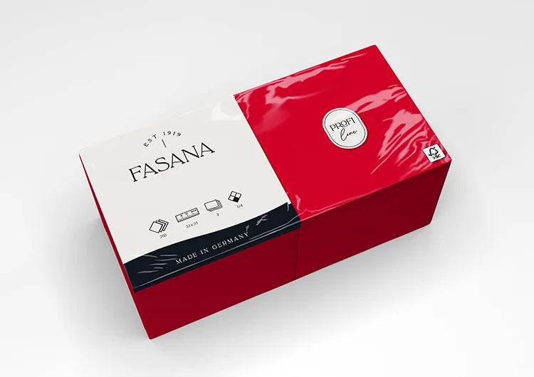 Auf dem Bild ist eine Verkaufsverpackung von Servietten der Marke FASANA in jalapeno red in 33x33cm und 1/4 Falzung von schräg oben zu sehen. Bild ©FASANA Verwendung mit freundlicher Genehmigung