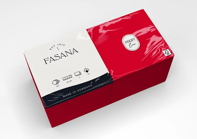 Auf dem Bild ist eine Verkaufsverpackung von Servietten der Marke FASANA in jalapeno red in 40x40cm und 1/4 Falzung von schräg oben zu sehen. Bild ©FASANA Verwendung mit freundlicher Genehmigung