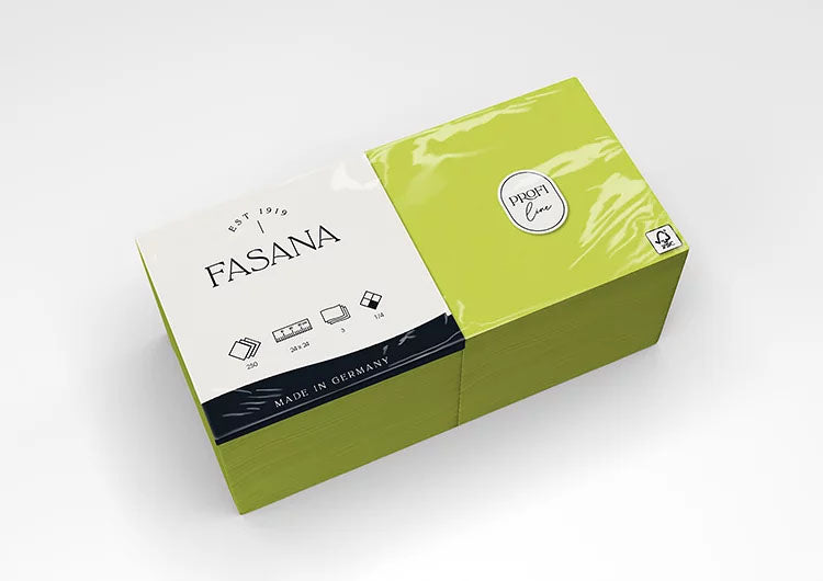 Auf dem Bild ist eine Verkaufsverpackung von Servietten der Marke FASANA in lime green in 24x24cm und 1/4 Falzung von schräg oben zu sehen. Bild ©FASANA Verwendung mit freundlicher Genehmigung