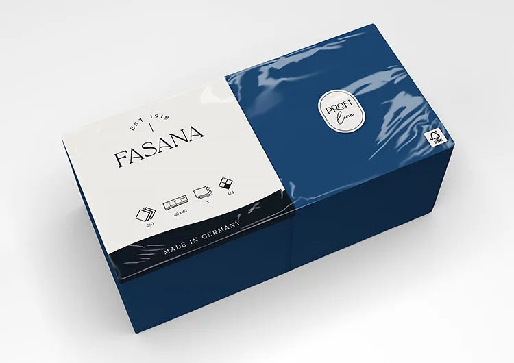 Auf dem Bild ist eine Verkaufsverpackung von Servietten der Marke FASANA in royal blue in 40x40 cm und 1/4 Falzung von schräg oben zu sehen. Bild ©FASANA Verwendung mit freundlicher Genehmigung