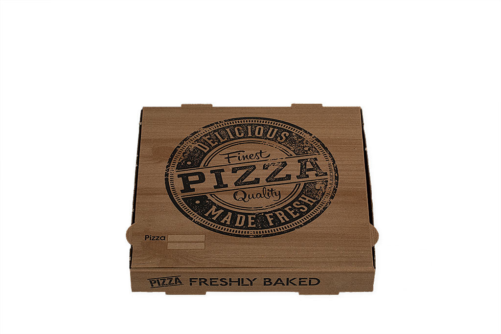 Auf dem Bild ist ein brauner 29er Pizzakarton in der Größe 29 x 29 x 4cm in der Draufsicht zu sehen. Aufgedruckt ist ein Logo welches einem Stempelabdruck ähnelt mit dem Text: "Finest Pizza Quality, Delicious Made Fresh". Vertrieben durch die Malik Verpackungen GmbH Hanau