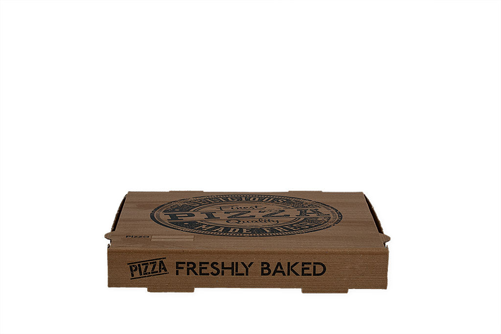 Auf dem Bild ist ein brauner 29er Pizzakarton in der Größe 29 x 29 x 4cm von vorne zu sehen. Aufgedruckt ist ein Logo welches einem Stempelabdruck ähnelt mit dem Text: "Finest Pizza Quality, Delicious Made Fresh". Vertrieben durch die Malik Verpackungen GmbH Hanau