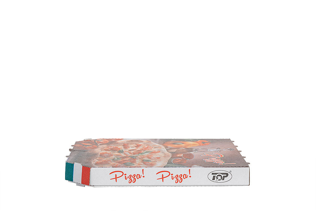 Auf dem Bild ist ein weißer 30er Pizzakarton in der Größe 30 x 30 x 3cm in der geschlossenen Seitenansicht zu sehen. Aufgedruckt ist ein Stimmungsbild einer Pizza mit Tomaten, Käse und Basilikum. Um die Pizza herum sind Paprika, Öl, Tomaten und Basilikum zu erkennen. Ebenfalls aufgedruckt ist der Schriftzug: "Pizza" in roter Schrift. Vertrieben durch die Malik Verpackungen GmbH Hanau