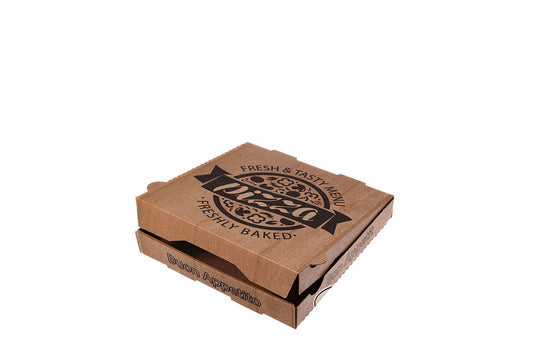 Das Bild zeigt einen braunen 28er Pizzakarton in der Größe 28 x 28 x 4cm in einer schrägen Draufsicht. Aufgedruckt ist ein Logo mit dem Text: "Pizza - Fresh&Tasty Menu, Freshly Baked". Verziert ist das Logo mit Zutaten wie Pilzen, Paprika, Basilikum... Vertrieben durch die Malik Verpackungen GmbH Hanau