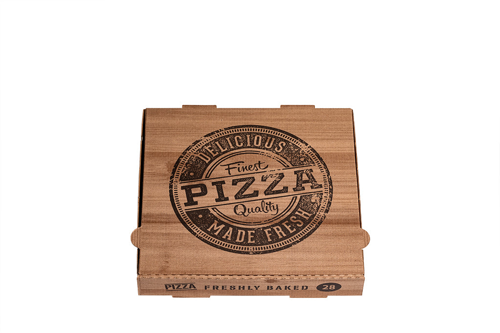 Auf dem Bild ist ein brauner 28er Pizzakarton in der Größe 28 x 28 x 4cm in der Draufsicht zu sehen. Aufgedruckt ist ein Logo welches einem Stempelabdruck ähnelt mit dem Text: "Finest Pizza Quality, Delicious Made Fresh". Vertrieben durch die Malik Verpackungen GmbH Hanau