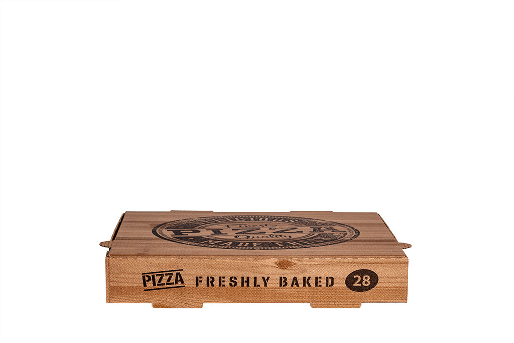 Auf dem Bild ist ein brauner 28er Pizzakarton in der Größe 28 x 28x 4cm von vorne, geschlossen zu sehen. Aufgedruckt ist ein Logo welches einem Stempelabdruck ähnelt mit dem Text: "Finest Pizza Quality, Delicious Made Fresh". Vertrieben durch die Malik Verpackungen GmbH Hanau