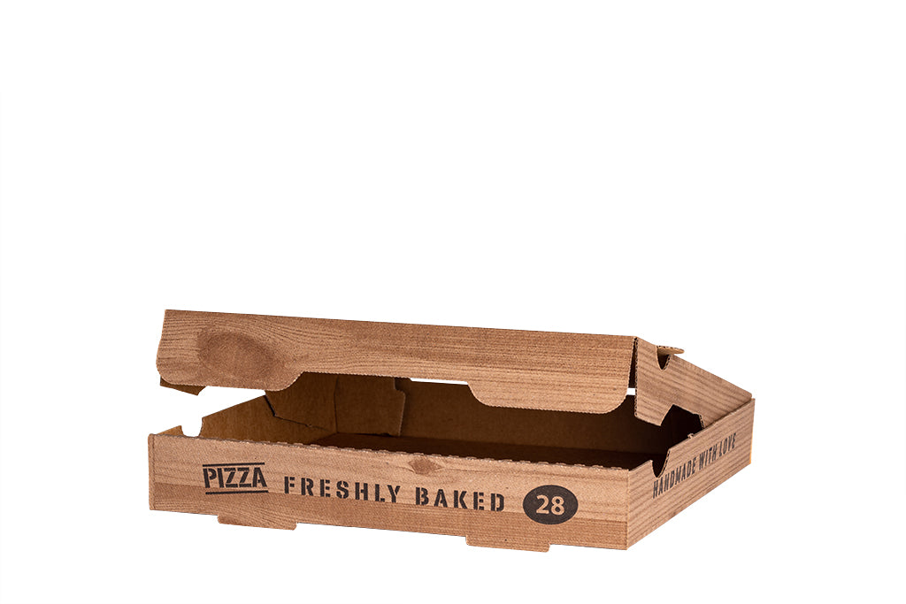 Auf dem Bild ist ein brauner 28er Pizzakarton in der Größe 28 x 28 x 4cm von schräg vorne mit geöffnetem Deckel zu sehen. Am Rand Aufgedruckt ist die Schrift "Pizza Freshly Baked". Vertrieben durch die Malik Verpackungen GmbH Hanau