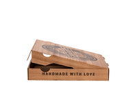 Auf dem Bild ist ein brauner 28er Pizzakarton in der Größe 28 x 28x 4cm von der Seite, geöffnet zu sehen. Aufgedruckt ist ein Logo welches einem Stempelabdruck ähnelt mit dem Text: "Finest Pizza Quality, Delicious Made Fresh". Vertrieben durch die Malik Verpackungen GmbH Hanau