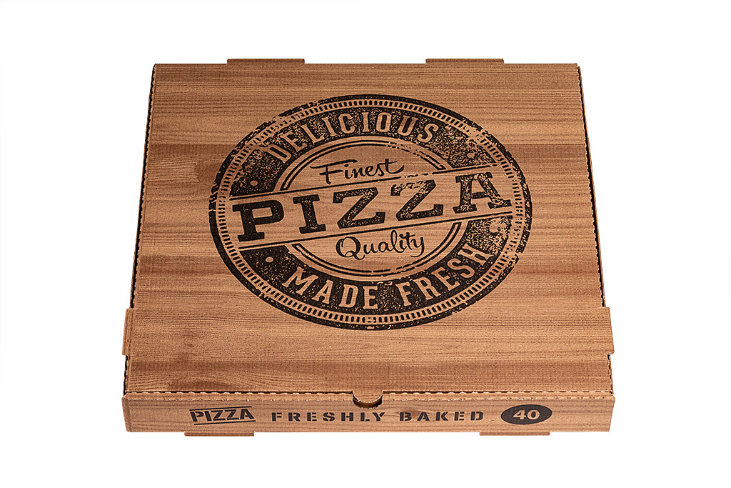 Auf dem Bild ist ein brauner 40er Pizzakarton in der Größe 40 x 40 x 4cm in der Draufsicht zu sehen. Aufgedruckt ist ein Logo welches einem Stempelabdruck ähnelt mit dem Text: "Finest Pizza Quality, Delicious Made Fresh". Vertrieben durch die Malik Verpackungen GmbH Hanau