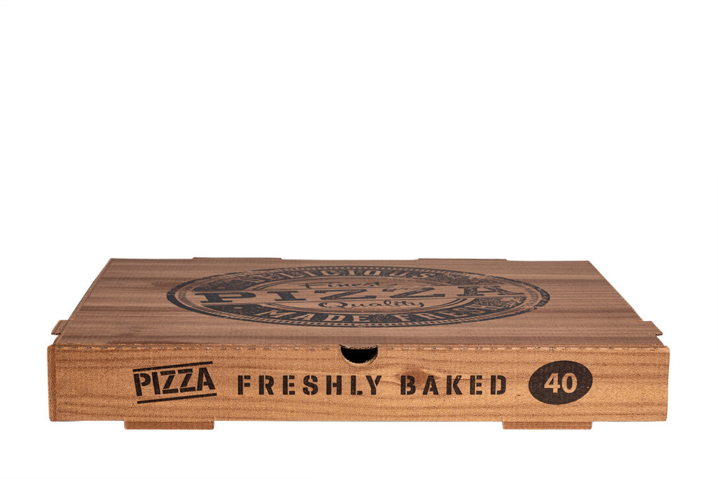 Auf dem Bild ist ein brauner 40er Pizzakarton in der Größe 40 x 40 x 4cm von vorne, geschlossen zu sehen. Aufgedruckt ist ein Logo welches einem Stempelabdruck ähnelt mit dem Text: "Finest Pizza Quality, Delicious Made Fresh". Vertrieben durch die Malik Verpackungen GmbH Hanau