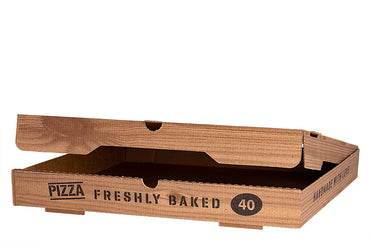 Auf dem Bild ist ein brauner 40er Pizzakarton in der Größe 40 x 40 x 4cm von schräg vorne mit geöffnetem Deckel zu sehen. Am Rand Aufgedruckt ist die Schrift "Pizza Freshly Baked". Vertrieben durch die Malik Verpackungen GmbH Hanau
