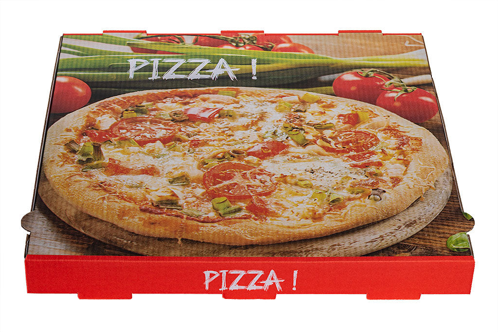 Auf dem Bild ist ein weißer 50er Pizzakarton in der Größe 50 x 50 x 5 cm in der Draufsicht zu sehen. Aufgedruckt ist ein Stimmungsbild einer Pizza mit Tomaten, Champignons, Pepperoni und Käse. Ein Schriftzug mit dem Wort: "Pizza!" ist in weißer Schrift zu sehen. Vertrieben durch die Malik Verpackungen GmbH Hanau