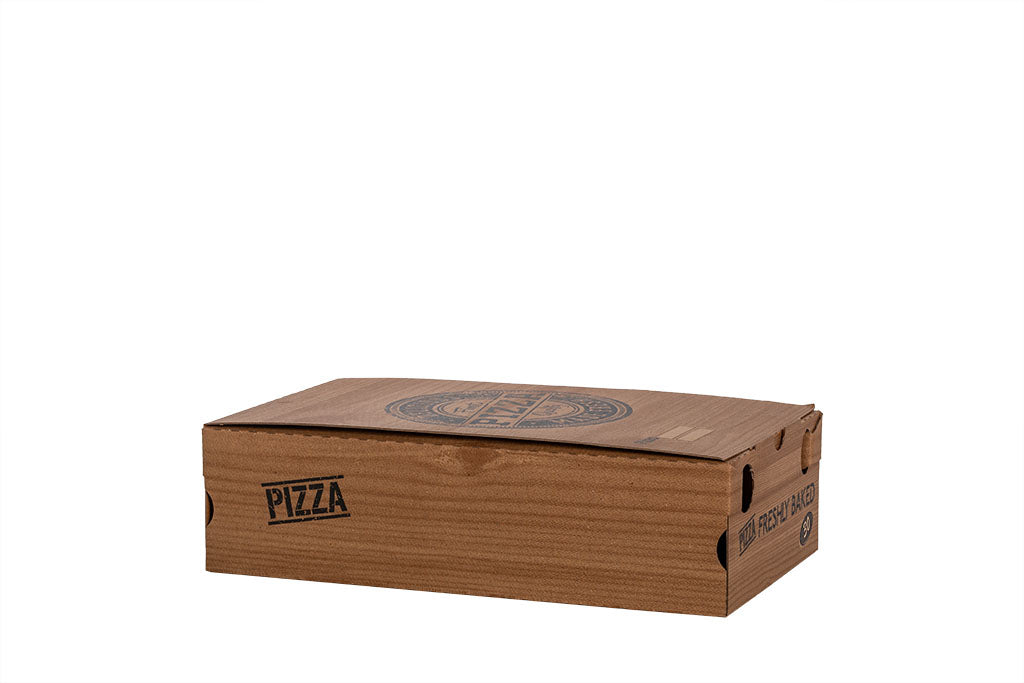 Auf dem Bild ist ein brauner 30er Calzone Pizzakarton in der Größe 30 x 16 x 10cm von der Seite, geschlossen zu sehen. Aufgedruckt ist ein Logo welches einem Stempelabdruck ähnelt mit dem Text: "Finest Pizza Quality, Delicious Made Fresh". Vertrieben durch die Malik Verpackungen GmbH Hanau
