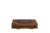Auf dem Bild ist ein brauner 26er Pizzakarton in der Größe 26 x 26 x 4cm von vorne zu sehen. Aufgedruckt ist ein Logo welches einem Stempelabdruck ähnelt mit dem Text: "Finest Pizza Quality, Delicious Made Fresh". Vertrieben durch die Malik Verpackungen GmbH Hanau