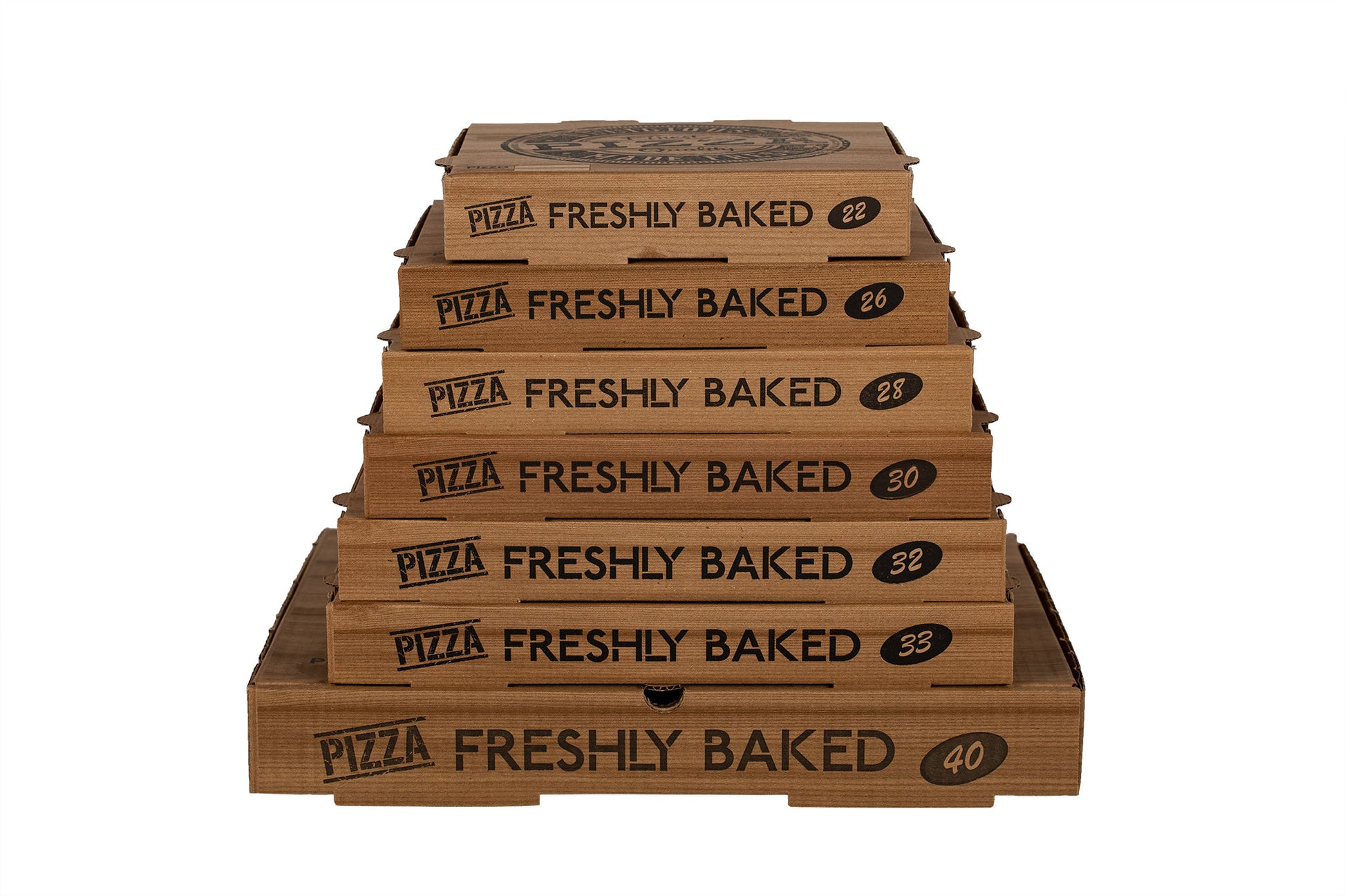 Auf dem Bild ist ein Stapel brauner Pizzakartons in der Größe 22 bis 40 von vorne zu sehen. Aufgedruckt ist ein Logo welches einem Stempelabdruck ähnelt mit dem Text: "Finest Pizza Quality, Delicious Made Fresh". Vertrieben durch die Malik Verpackungen GmbH Hanau